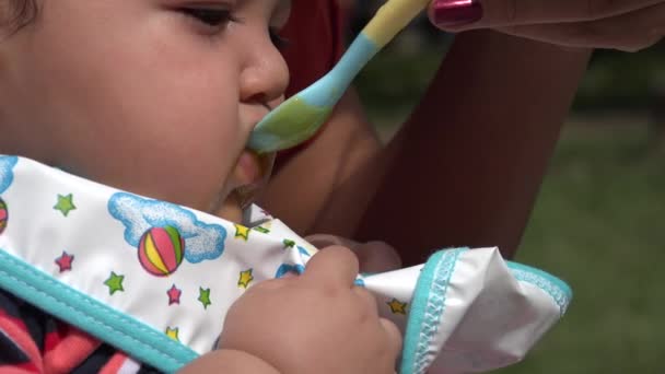 Barnet äta, barnmat, spädbarn — Stockvideo