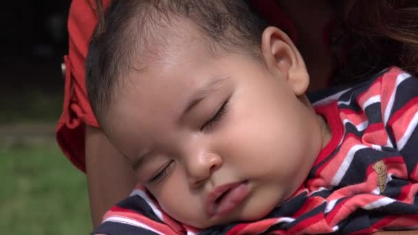 Śpi noworodek, niemowlę, we śnie — Wideo stockowe