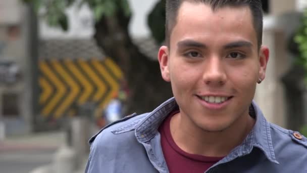 Joven macho caminando en área urbana — Vídeo de stock