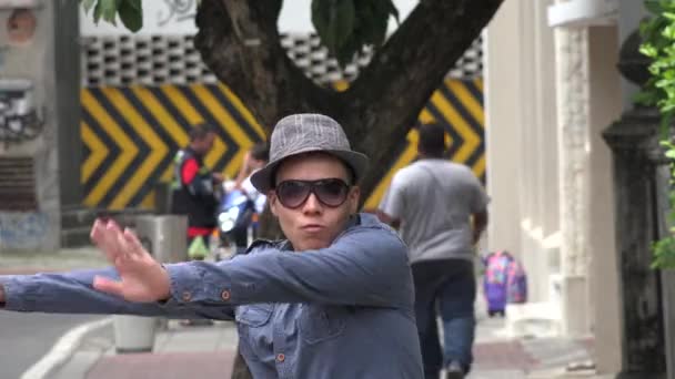 Fiatal férfi tánc a Street — Stock videók