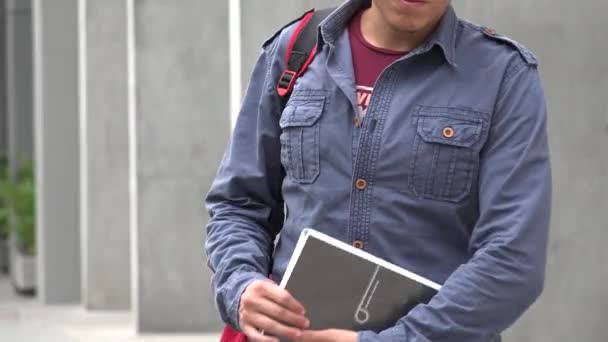 Estudiante universitario posando — Vídeos de Stock