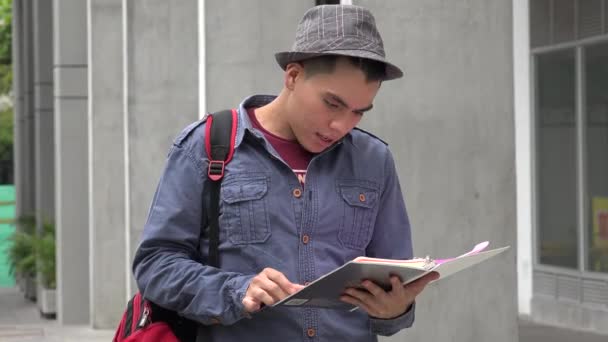 Estudante universitário posando — Vídeo de Stock