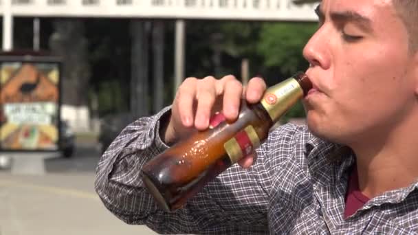 Hombre Con Cerveza Cigarrillo — Vídeos de Stock