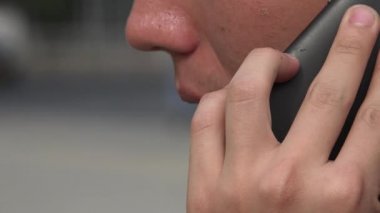 Cep telefonu kullanan adam.