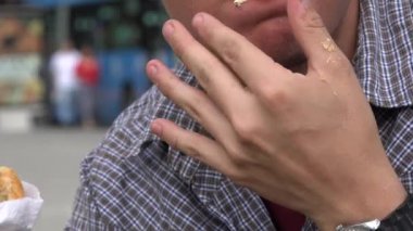 Adam yeme sandviç ve bira