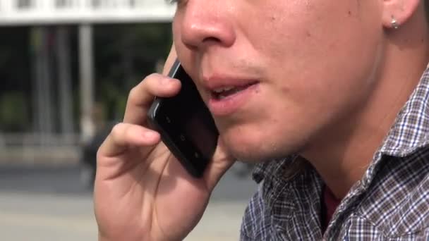 Fumador usando teléfono celular — Vídeos de Stock