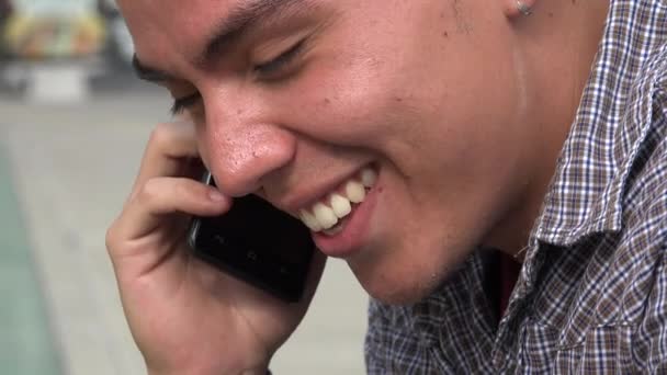 Hombre usando el teléfono celular — Vídeos de Stock