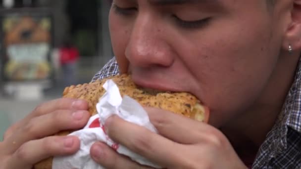 Homem comendo sanduíche — Vídeo de Stock