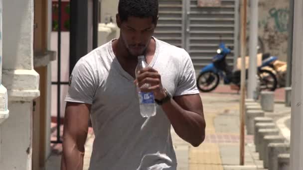 Basketbalspeler met fles water — Stockvideo