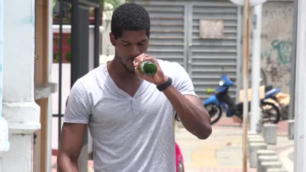 Jugador de baloncesto con cerveza — Vídeo de stock