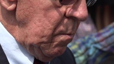 kek yiyip kahve içmeyi adam