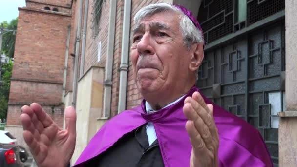 Sacerdote en agonía — Vídeo de stock