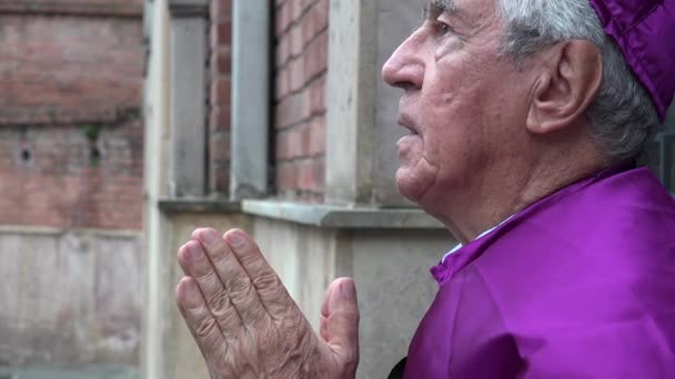 Священик проклинаючи Бога — стокове відео