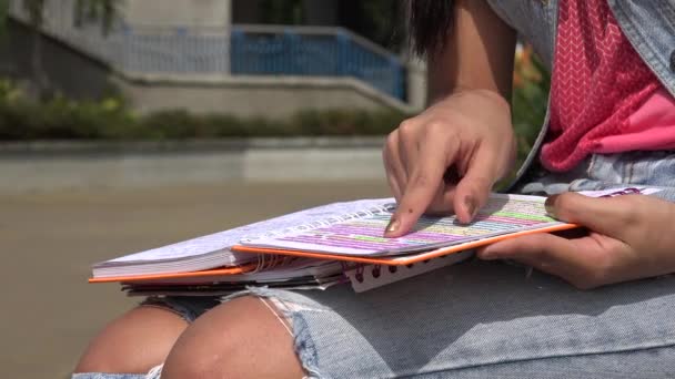 Estudiante con cuaderno — Vídeos de Stock