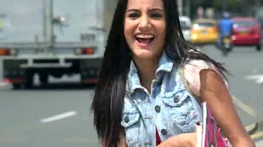 26 Mart 2015 - Cali, Kolombiya - mutlu öğrenci yakınındaki şehir trafik