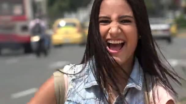 Lycklig Student nära staden trafikerar — Stockvideo