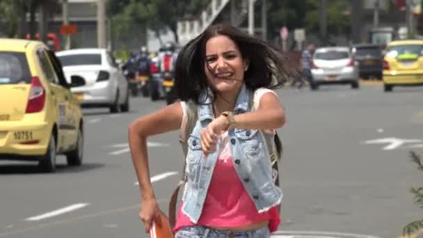 26 de março de 2015 - Cali, Colômbia - Happy Student Near City Traffic — Vídeo de Stock
