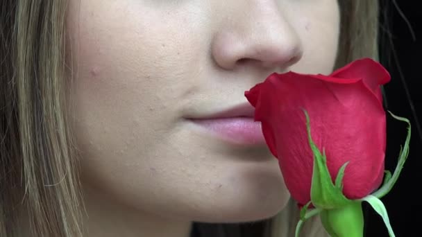 Kvinna att lukta blommor — Stockvideo