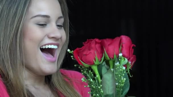 Vrouw ontvangen bloemen — Stockvideo