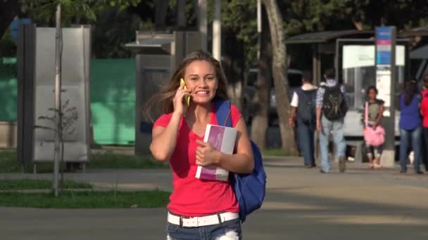 Vrouw die mobiele telefoon gebruikt — Stockvideo