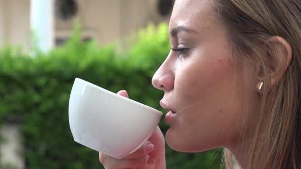 Vrouw drinken koffie of thee — Stockvideo