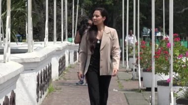 27 Mart 2015 - Cali, Kolombiya - iş kadını yürüyüş