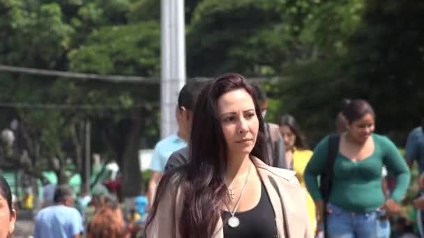 27 maart 2015 - Cali, Colombia - zakenvrouw lopen naar werk — Stockvideo