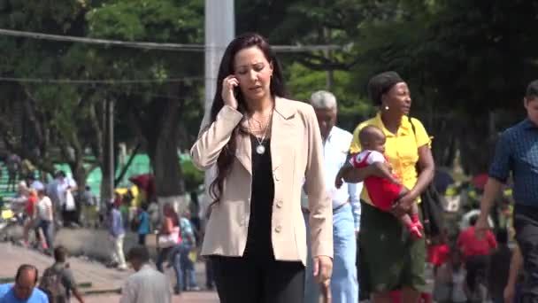 27 maart 2015 - Cali, Colombia - Spaanse vrouw met behulp van mobiele telefoon — Stockvideo