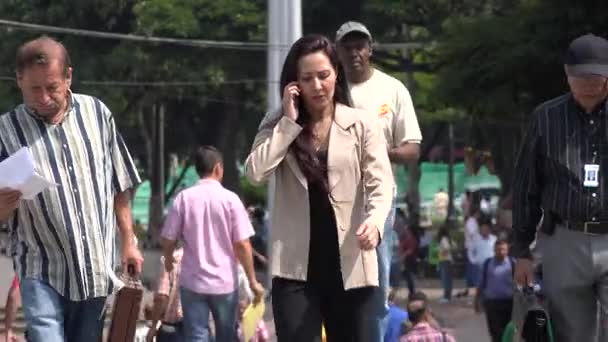 27 de marzo de 2015 - Cali, Colombia - Mujer hispana usando teléfono celular — Vídeo de stock