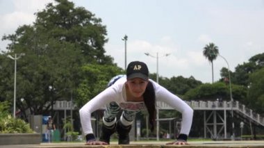 Uygun kadının gönderme yapması ups