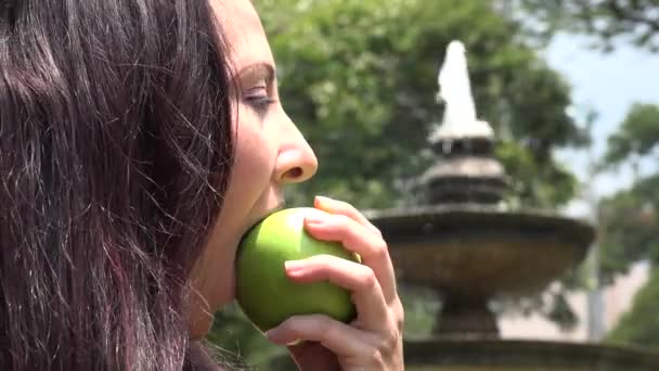 Vrouw eten van een appel, Fruit — Stockvideo