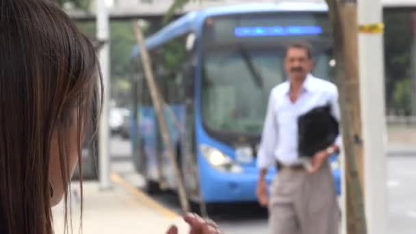 30 de março de 2015 - Cali, Colômbia - Mulher na parada de ônibus — Vídeo de Stock