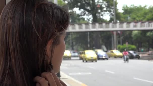 Parada de autobús, Esperando, Pasajeros — Vídeo de stock