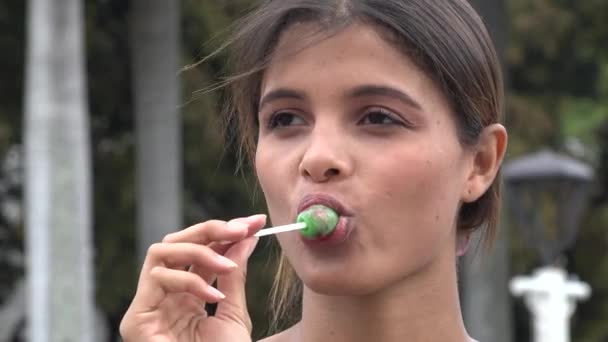 女人用糖果，棒棒糖 — 图库视频影像