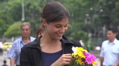 Kadın kadınlar çiçeklerle