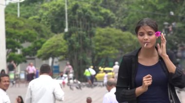 Mutlu Yayalar, Kalabalıklar, Dans