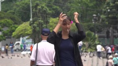 Mutlu Yayalar, Kalabalıklar, Dans