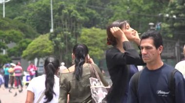 Mutlu Yayalar, Kalabalıklar, Dans