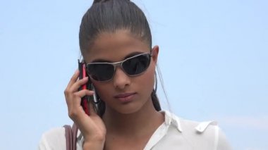 Cep telefonu kullanan kadın