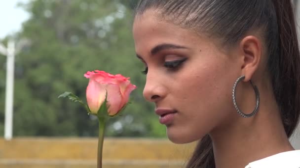 Mujer con flores, Mujeres — Vídeo de stock