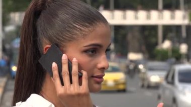Cep telefonu kullanan kadın