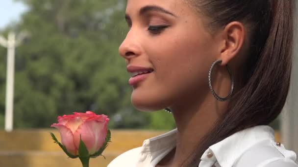 Mujer con flores, Mujeres — Vídeos de Stock