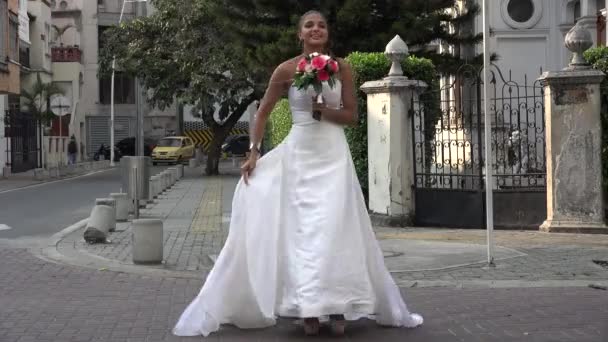 Sposa Attraversare la strada — Video Stock