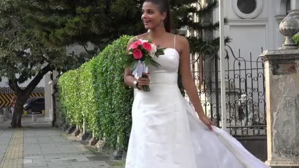 Mariée traversant la rue — Video