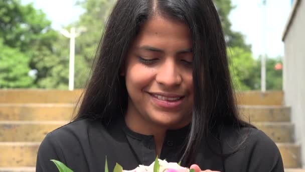 Gelukkige vrouw met bloemen — Stockvideo