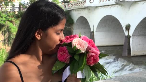 Vrouw met bloemen, vrouwen — Stockvideo