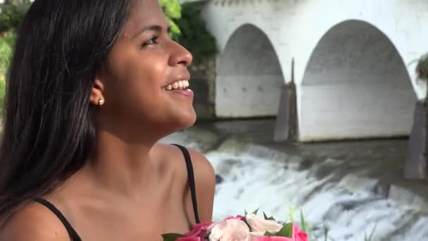 Kadın kadınlar çiçeklerle — Stok video