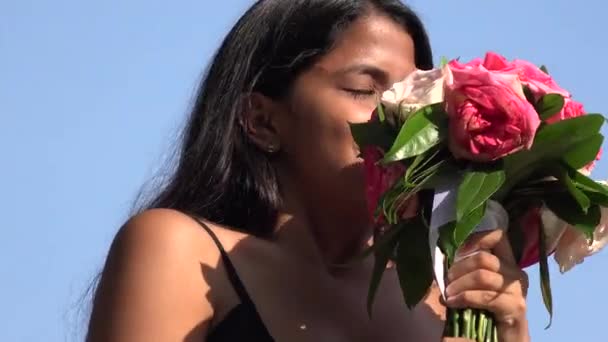 Mulher com flores, Mulheres — Vídeo de Stock