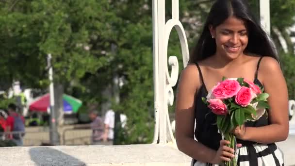 Жінка з квітами, жінки — стокове відео