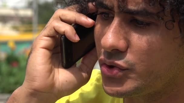 Hombre enojado usando el teléfono celular, celular, teléfono móvil — Vídeos de Stock